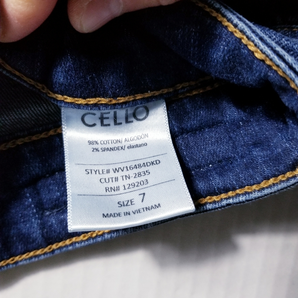 CELLO DISTRESSED HIGH RISE JEANS SIZE 7 - Picture 4 of 13